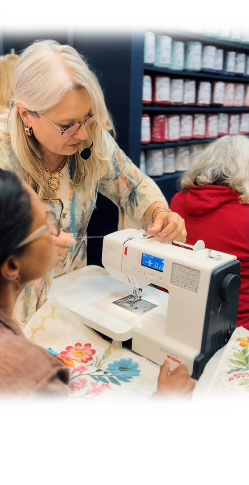 Patricia Muller segurando uma peça de patchwork